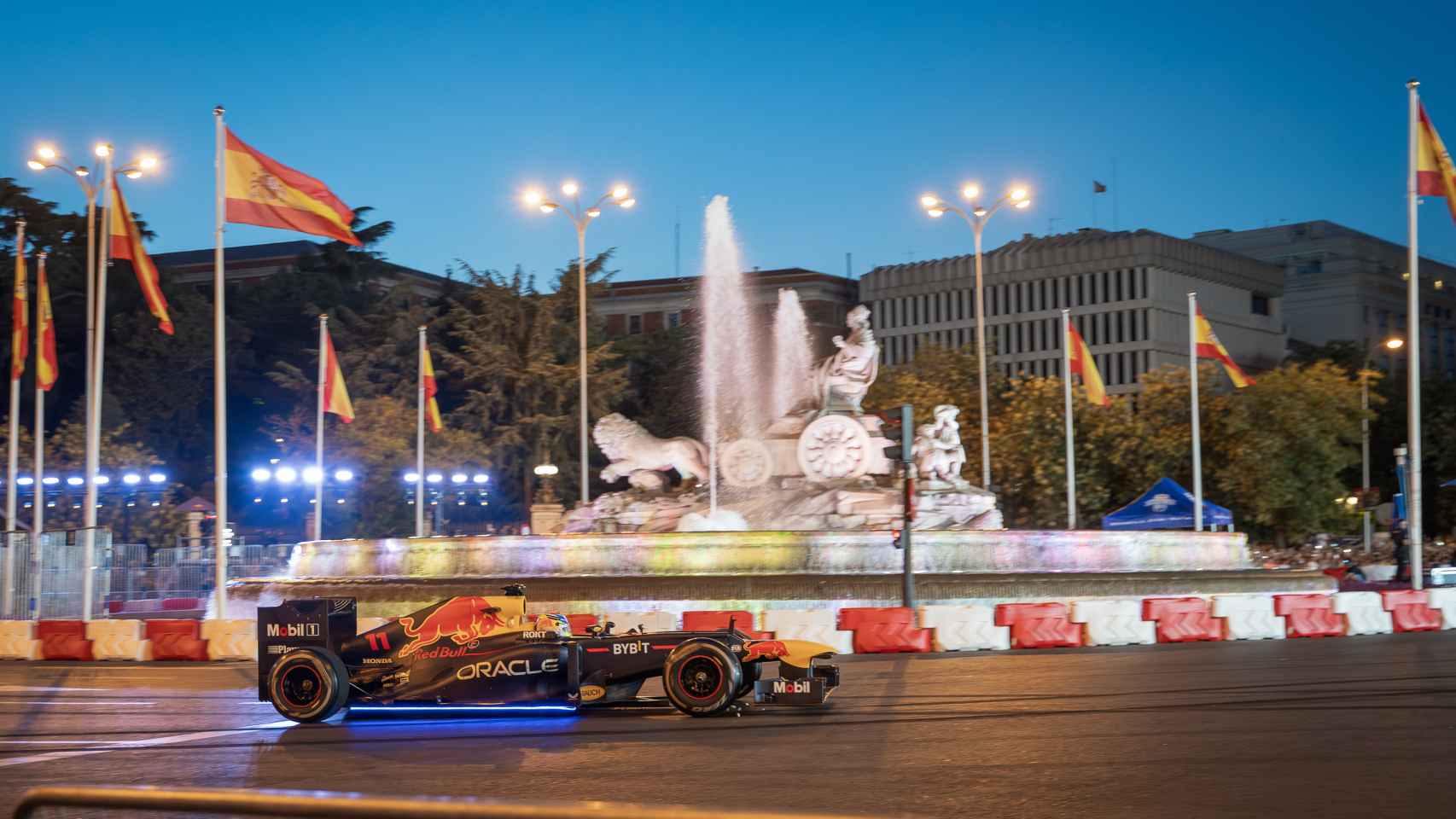 Checo Pérez rodea la fuente de Cibeles durante el Red Bull Showrun de Madrid, este sábado.