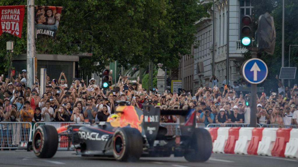 Checo Pérez pilota el RB7 durante el Red Bull Showrun de Madrid, este sábado.