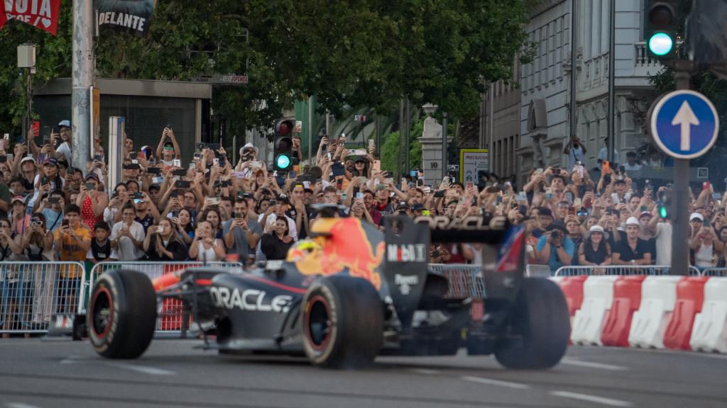 Checo Pérez pilota el RB7 durante el Red Bull Showrun de Madrid