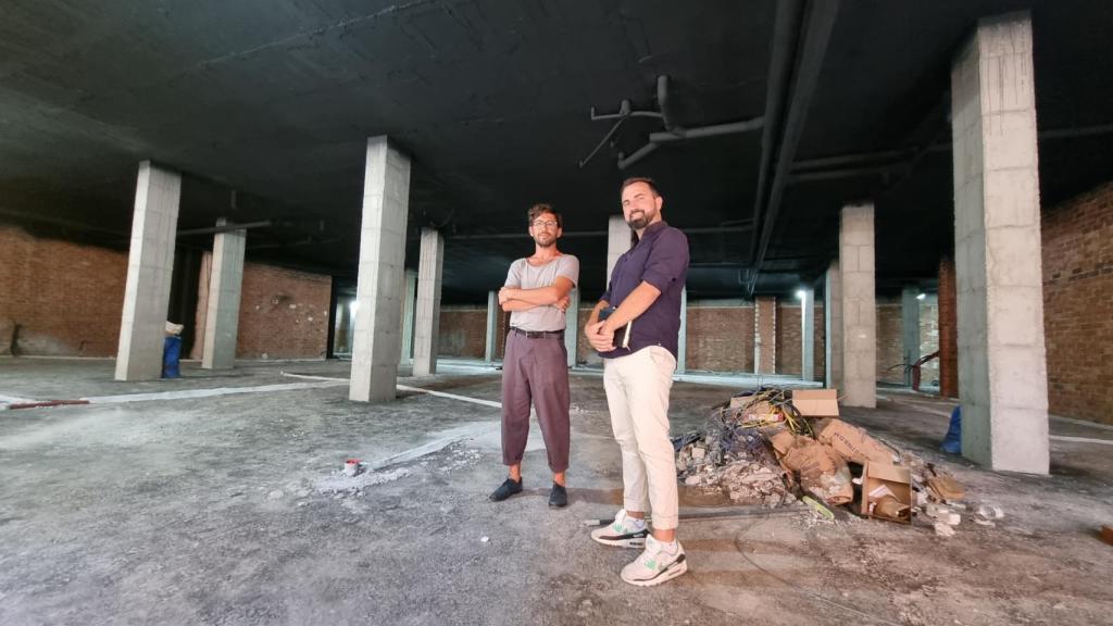 El inversor malagueño Vicente Orti (d) y el director de ventas Álvaro Sánchez Oliva (i) posan en las obras del local que ocupará Hub Cero.