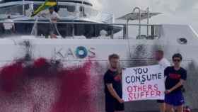 Los activistas de Futuro Vegetal frente al yate que han rociado con pintura