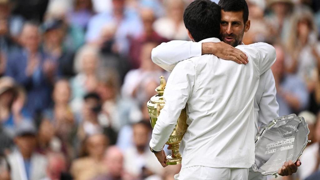 Novak Djokovic abraza a Carlos Alcaraz tras la final de Wimbledon 2023