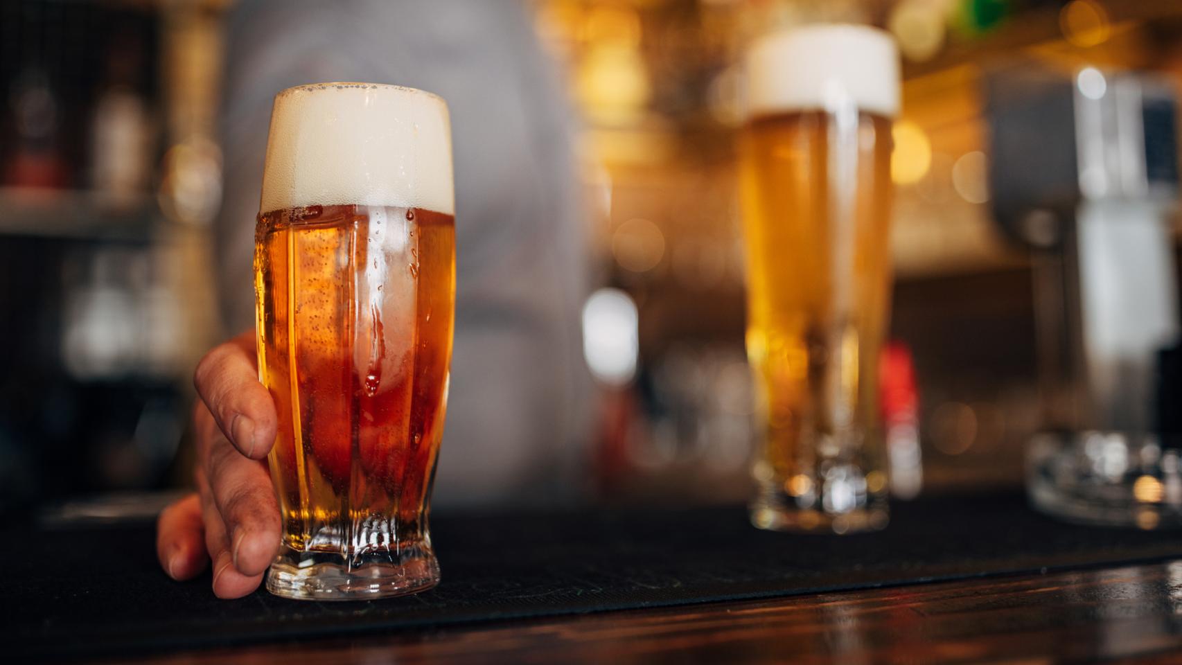 El truco para enfriar la cerveza en tan solo 5 minutos desde la playa.