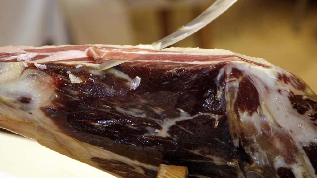 Corte de una pieza de jamón ibérico.