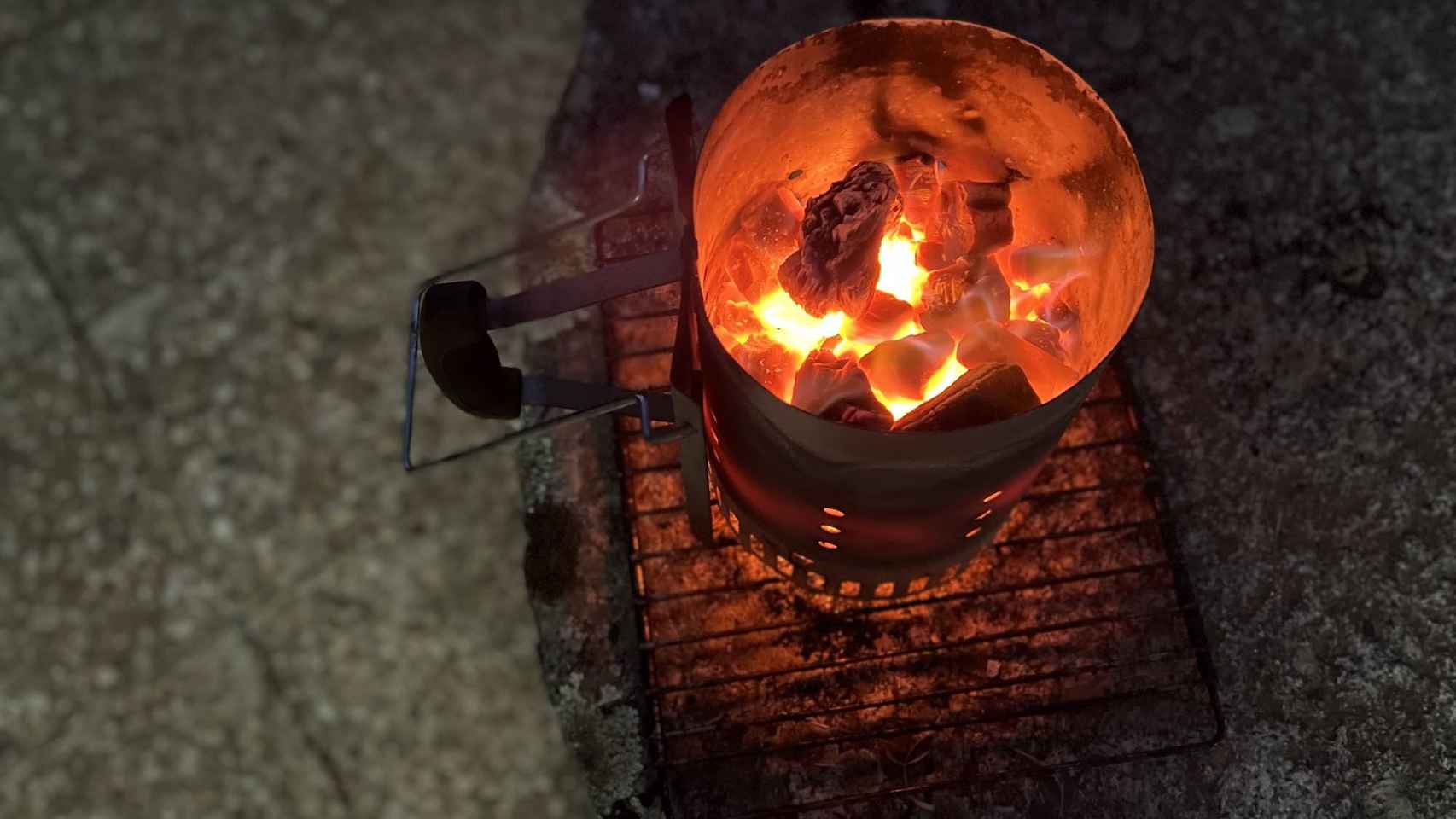 La chimenea de encendido es la mejor forma de prender el carbón de nuestras barbacoas