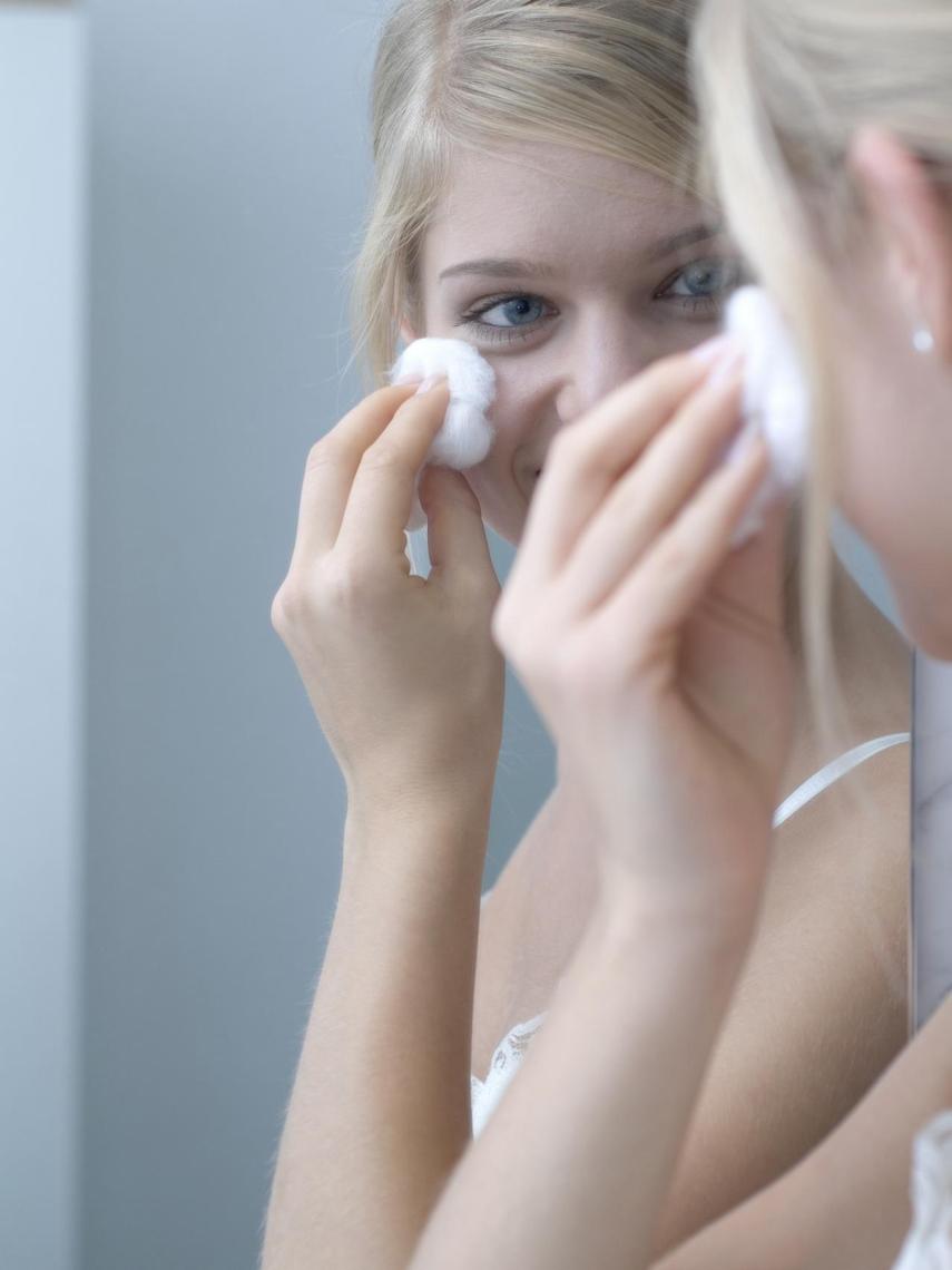 El contorno de ojos es uno de los productos que debería estar en la nevera en verano.