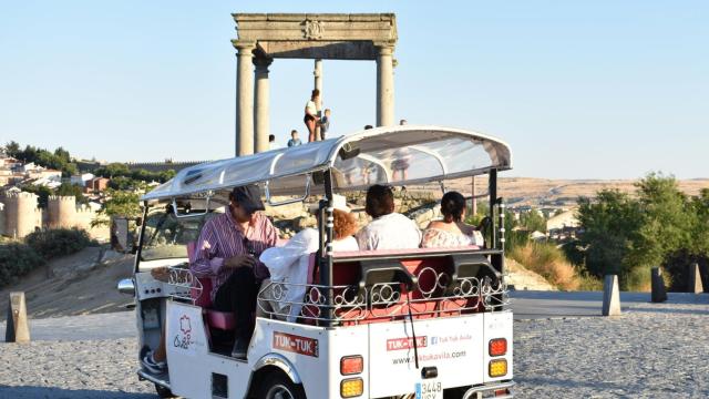 Un tuk tuk paseando por Ávila