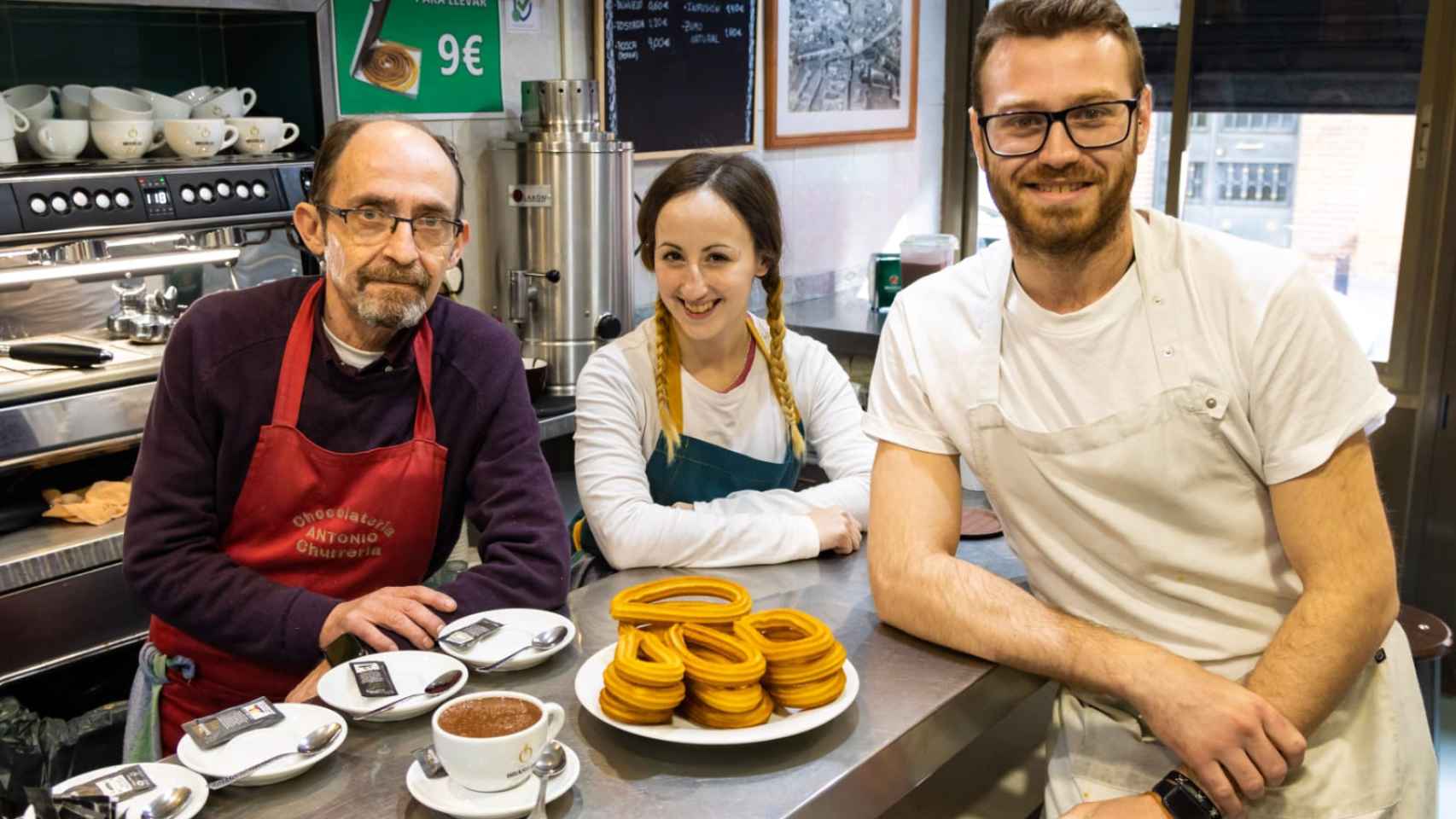 Los actuales dueños de la chocolatería churrería Antonio