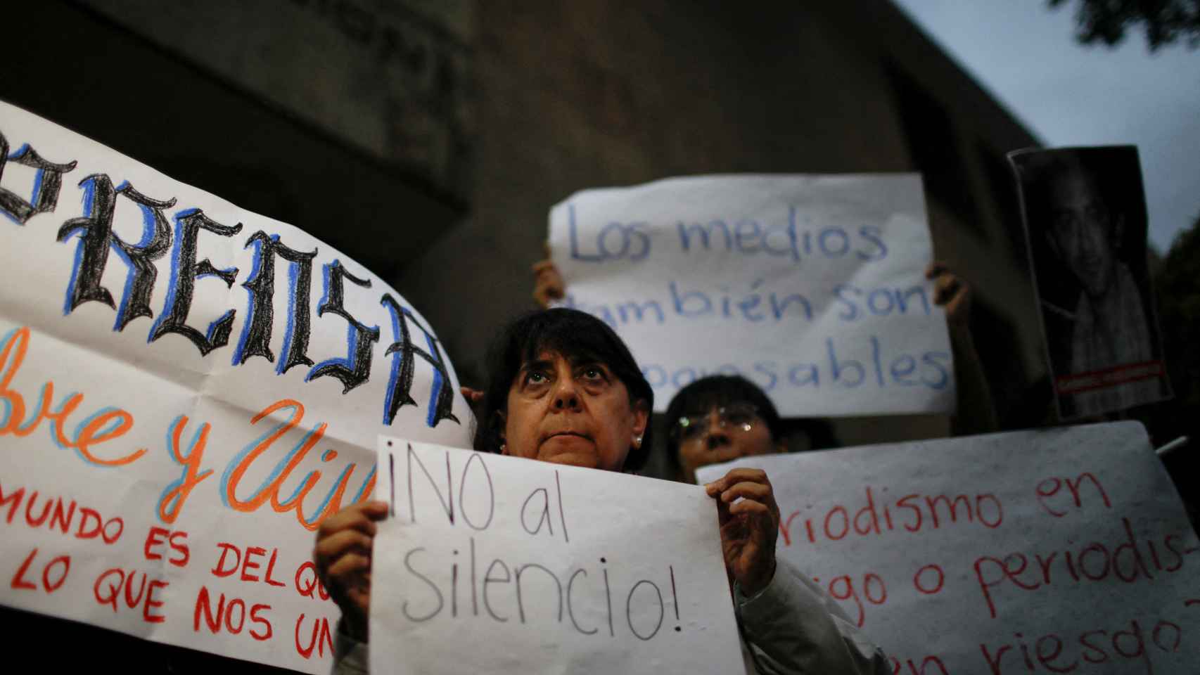 Un cartel reza ¡No al silencio! en la manifestación tras la muerte del periodista mexicano Luis Martín Sánchez.