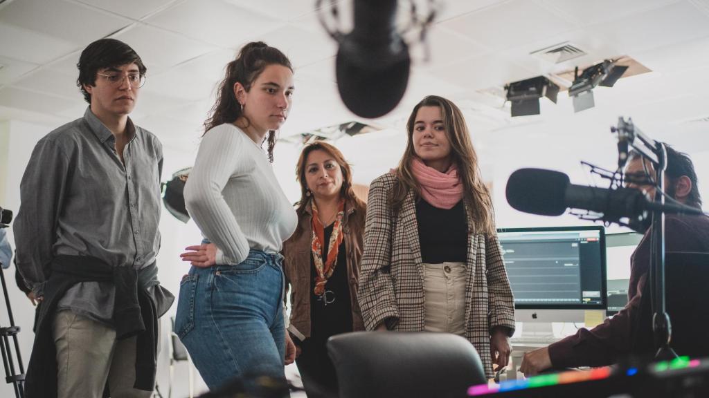 Futuros alumnos del Máster de Periodismo de EL ESPAÑOL, en un estudio de grabación.