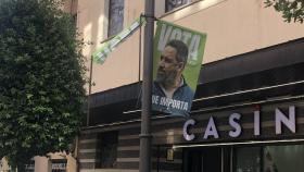 Imagen de uno de los carteles de Vox arrancados en la calle María de Molina de Valladolid.