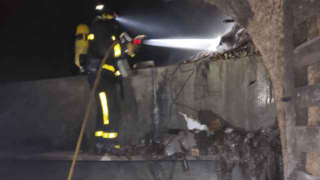 Los bomberos en el incendio de una bodega subterránea en Cigales