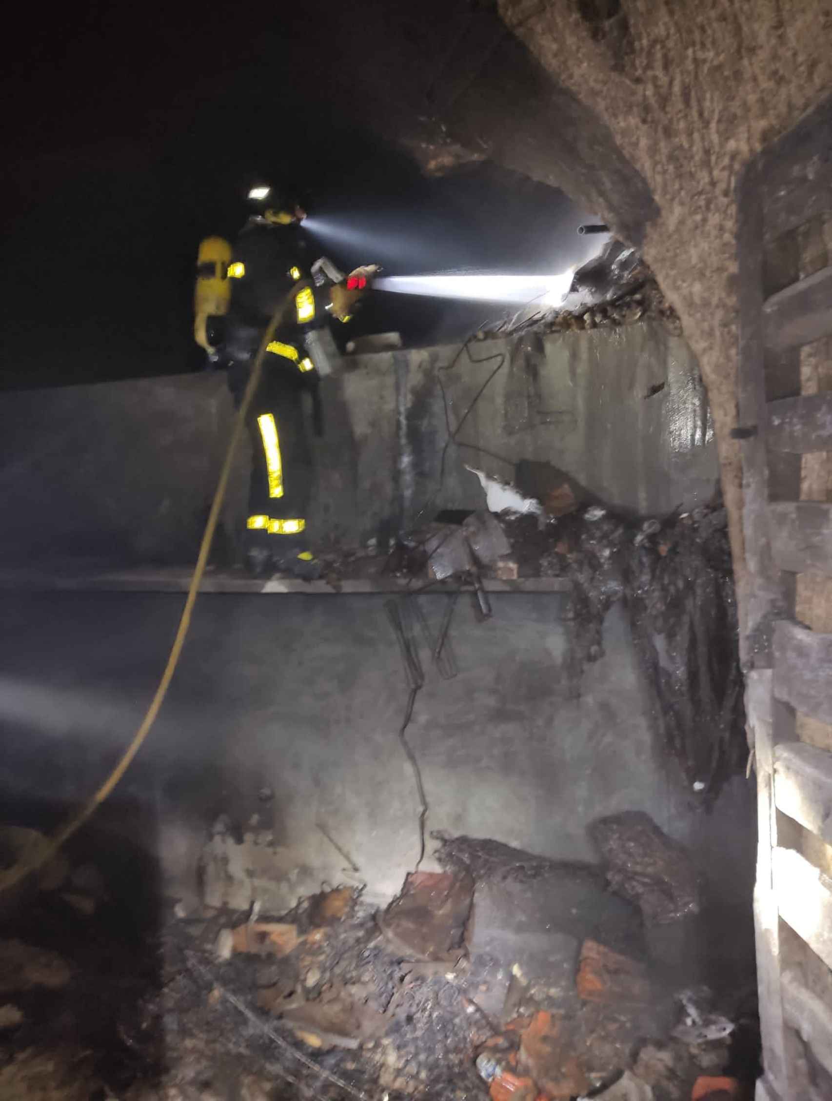 Los bomberos en el incendio de una bodega subterránea en Cigales