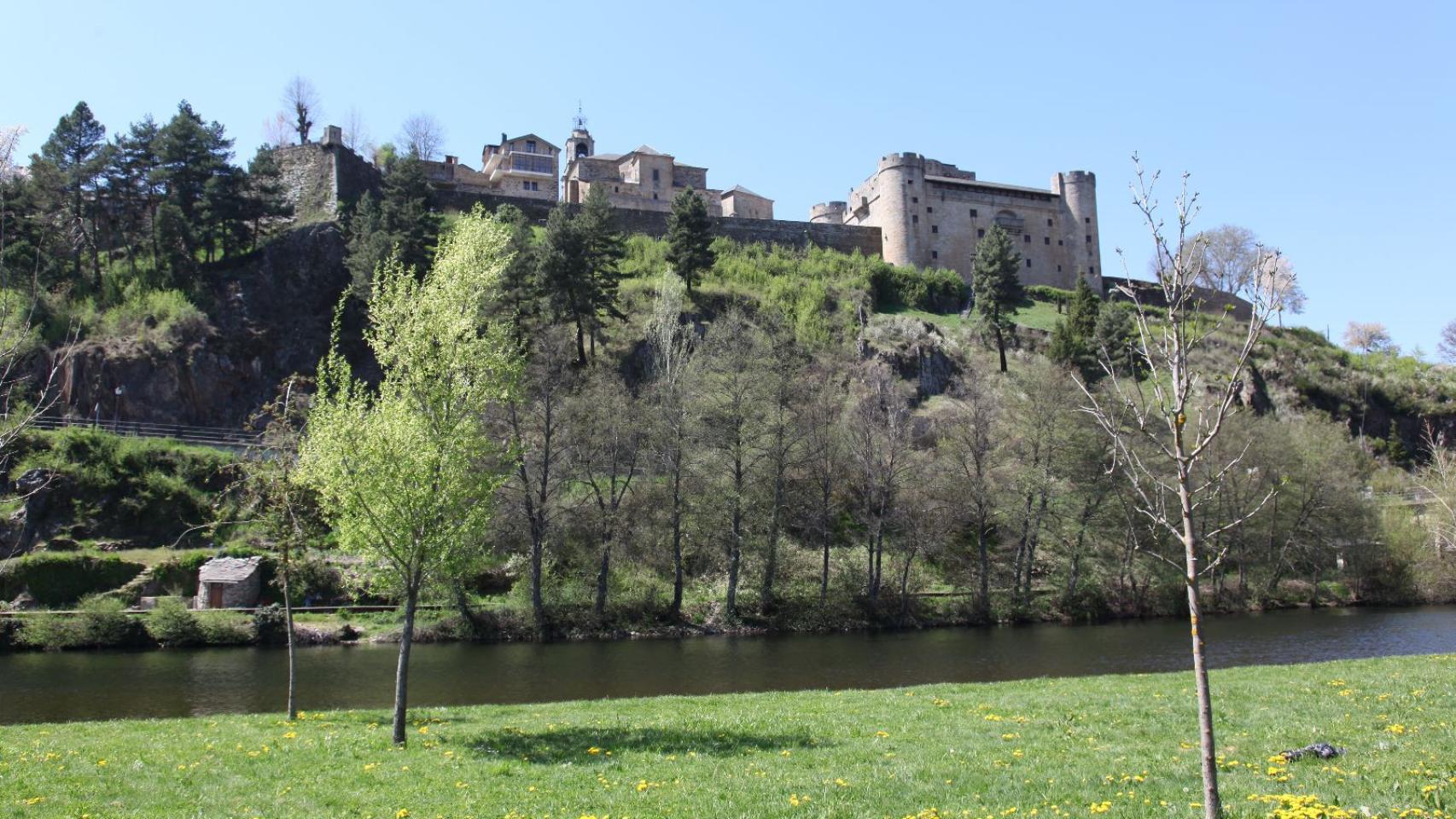 Zona fluvial a los pies del castillo de Puebla de Sanabria