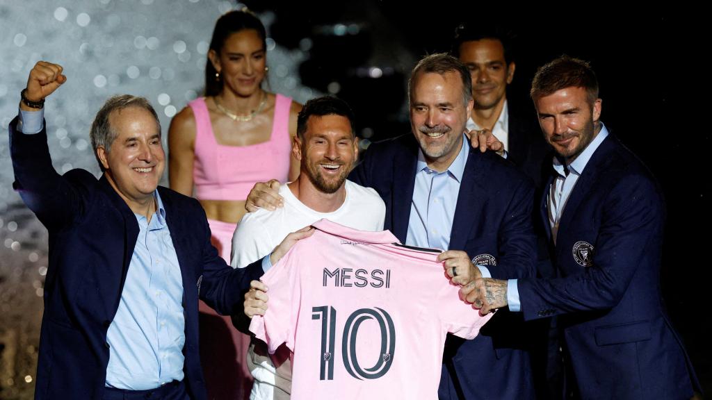 La presentación de Leo Messi en el Inter de Miami, con David Beckham a la derecha.