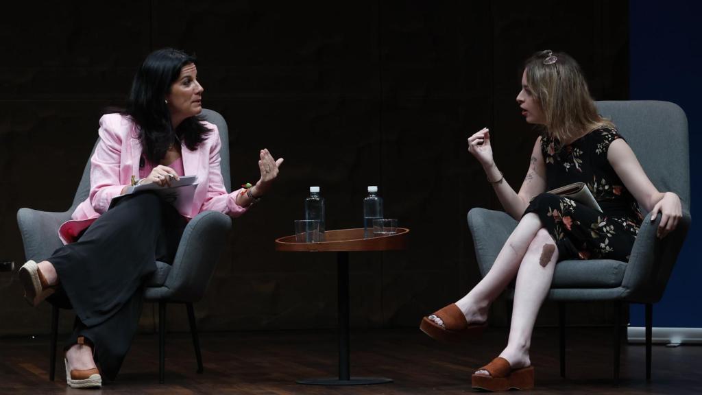 María Ruiz, diputada de Vox por Madrid, y Elizabeth Duval, portavoz de Sumar en materia de feminismo.