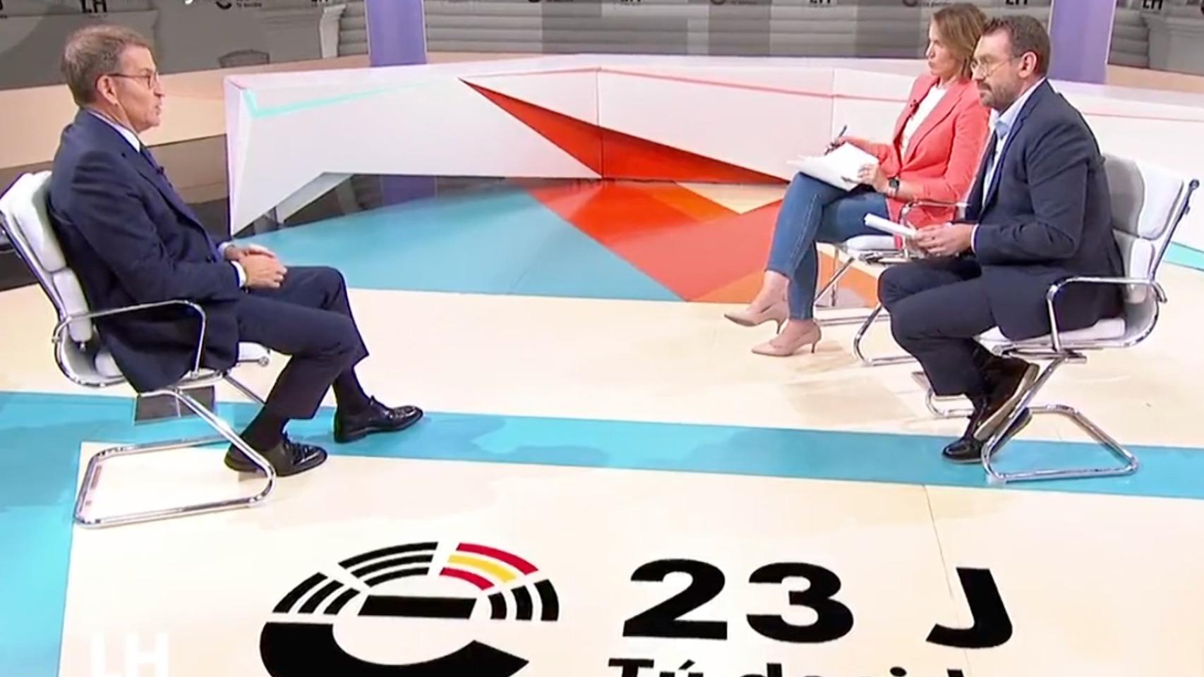 Feijóo frente a Marc Sala y Silvia Intxaurrondo, este lunes en TVE.