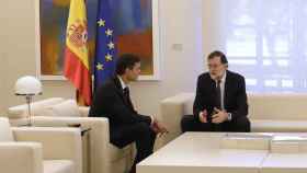 El presidente del Gobierno, Pedro Sánchez (i), y el expresidente Mariano Rajoy, en una imagen de archivo.