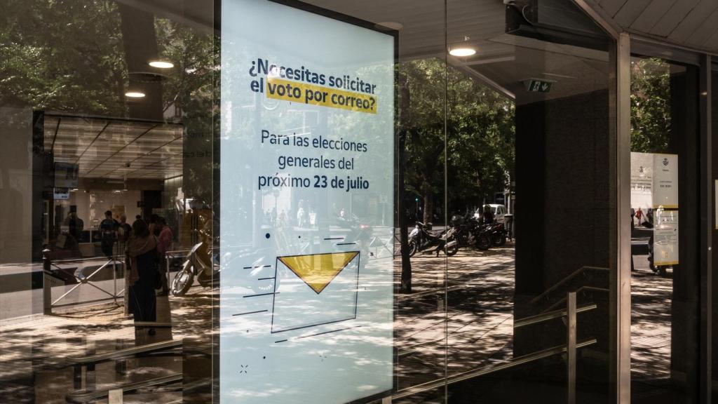 Un cartel que informa sobre el voto por correo, a 13 de julio de 2023, en Madrid, (España).