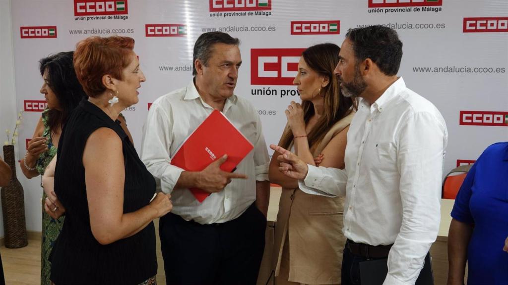 La número 1 del PSOE al Congreso de los Diputados por Málaga, Mari Nieves Ramírez, en un encuentro con el secretario general de CCOO Málaga, Fernando Cubillo. - PSOE