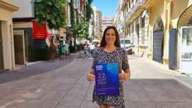 Azahara Vera posa con un cartel de Doers Talks en el centro de Málaga.