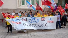 Protesta del personal de limpieza de Correos en A Coruña