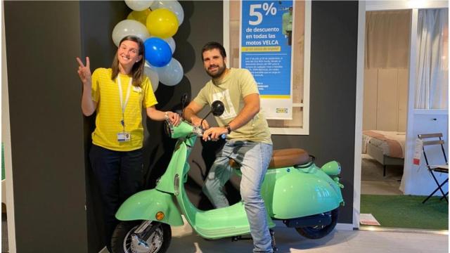 La moto Tramontana de Velca en el IKEA de A Coruña