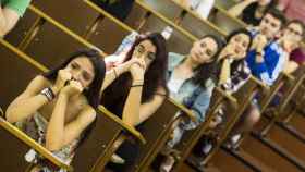 Estudiantes a punto de realizar un examen de selectividad en la Universidad de Barcelona, pendientes de las notas de corte.