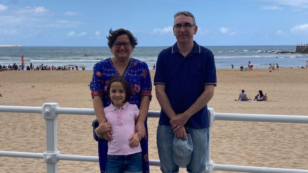 Ezequiela Rodríguez y Colin O'Reilly en Gijón (Asturias), junto a su hija, Victoria, que tiene altas capacidades intelectuales.