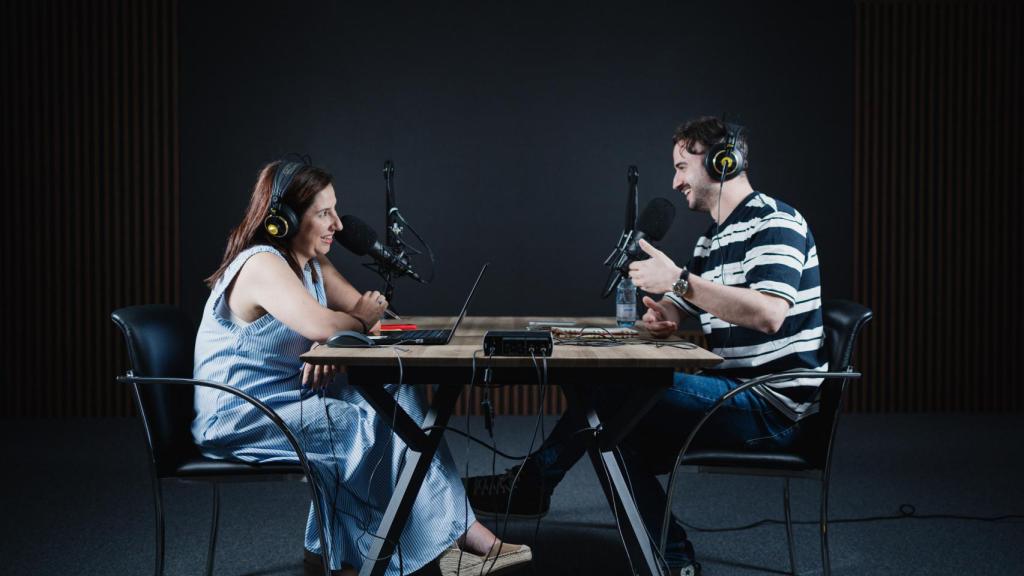 Puri Beltrán y Jorge Raya, en el estudio de grabación de EL ESPAÑOL.