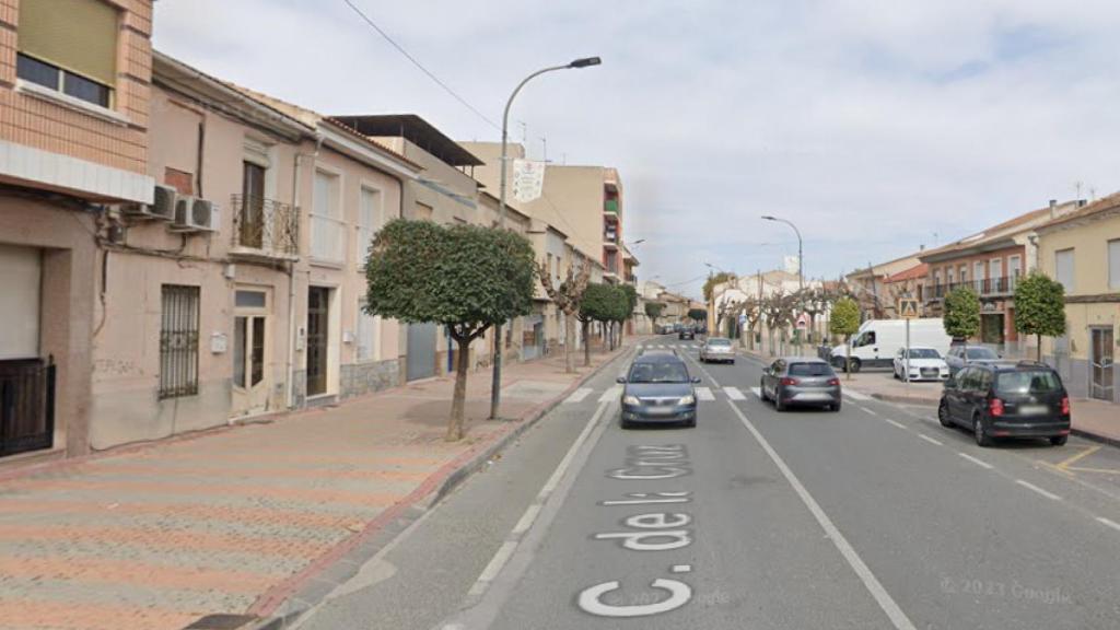 La antigua carretera nacional 344 que atraviesa el casco urbano de Las Torres de Cotillas y donde este domingo por la noche fue atropellada una mujer embarazada.