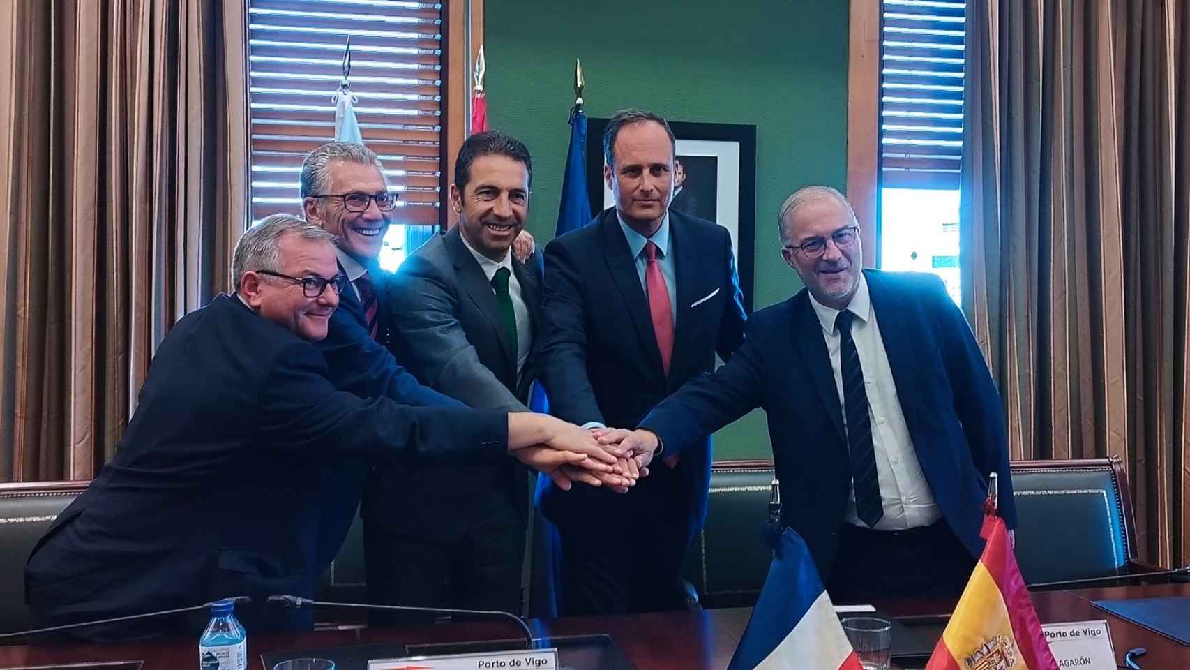 Un momento de la firma del acuerdo entre representantes del puerto vigués y francés.