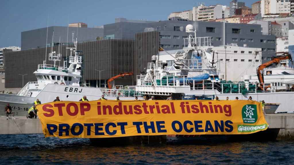 Pancarta de Greenpeace y Ecologistas en Acción en el puerto de Vigo.