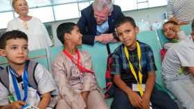 Alfonso Rueda saludó en el aeropuerto de Peinador a los niños saharauis a su llegada a Galicia.