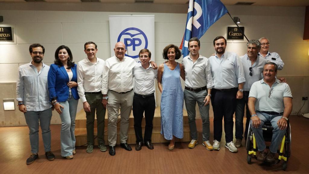 Borja Sempe , José Luis Martínez Almeida y el alcalde de Valladolid, Jesús Julio Carnero, participan en un encuentro con alcaldes de la provincia, acompañados por los candidatos al Congreso y al Senado y por el presidente provincial del partido, Conrado Íscar