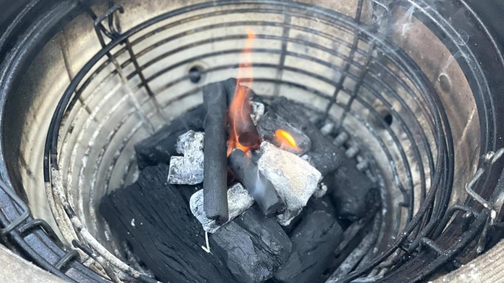 Carbón correctamente colocado con encendedores naturales en un kamado