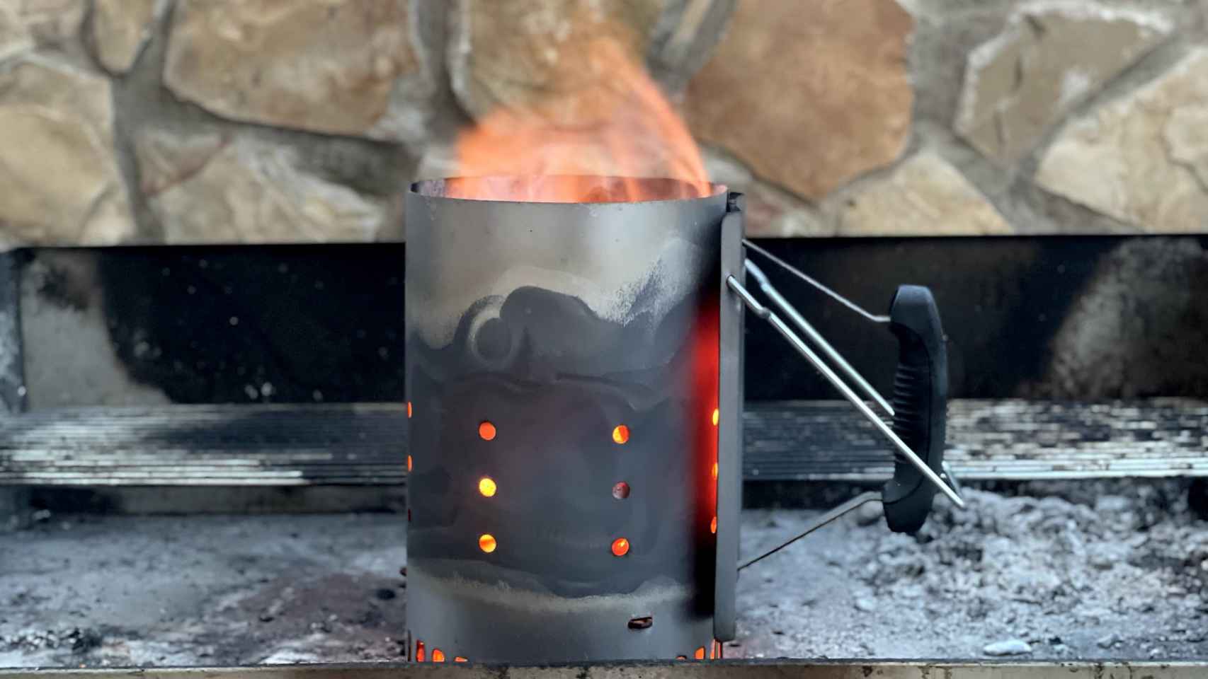 Utilizando una chimenea de encendido para calentar el carbón que luego pasaremos al kamado