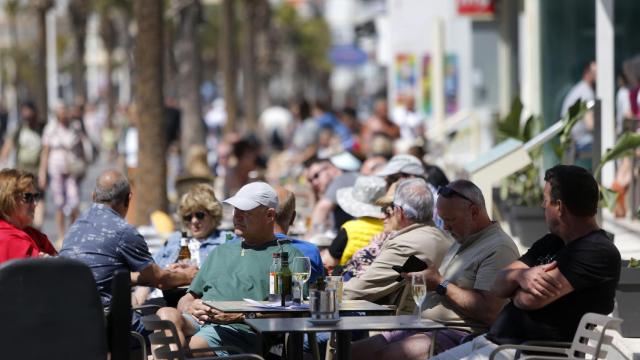 Un grupo de turistas en una terraza en Benidorm, en imagen de archivo.