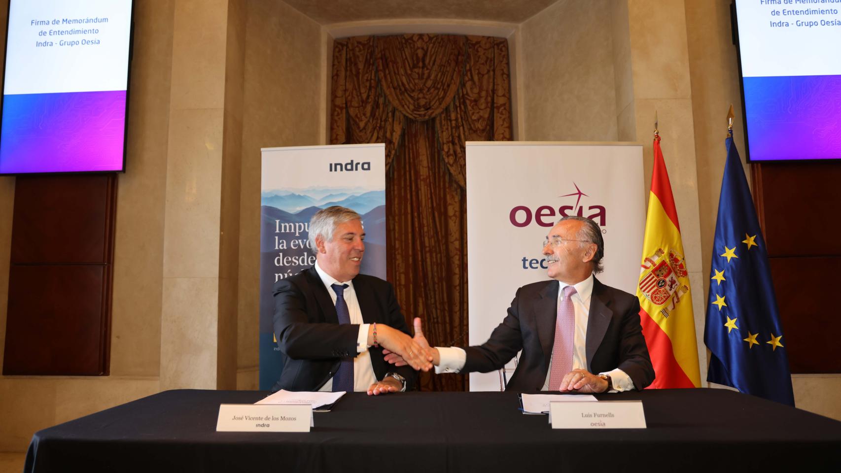 José Vicente de los Mozos (Indra) y Luis Furnells (Grupo Oesía) en la firma de un acuerdo entre ambas empresas.