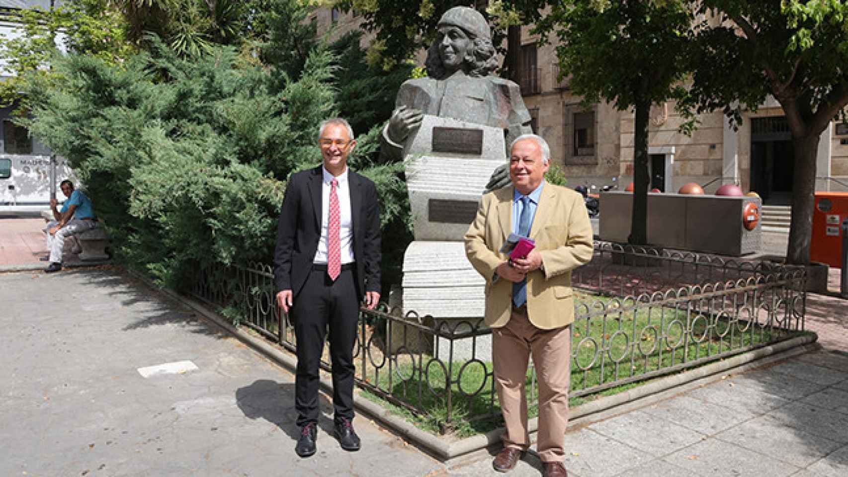 El rector de la USAL, Ricardo Rivero, y el consejero de Cultura, Gonzalo Santonja, ante el monumento a Carmen Martín Gaite en Los Bandos