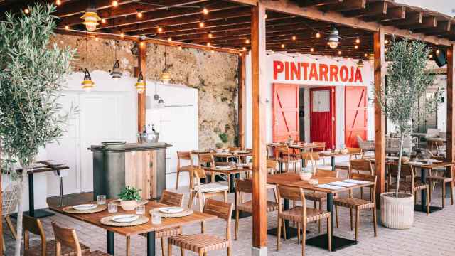 La terraza del restaurante Pintarroja en Menorca.