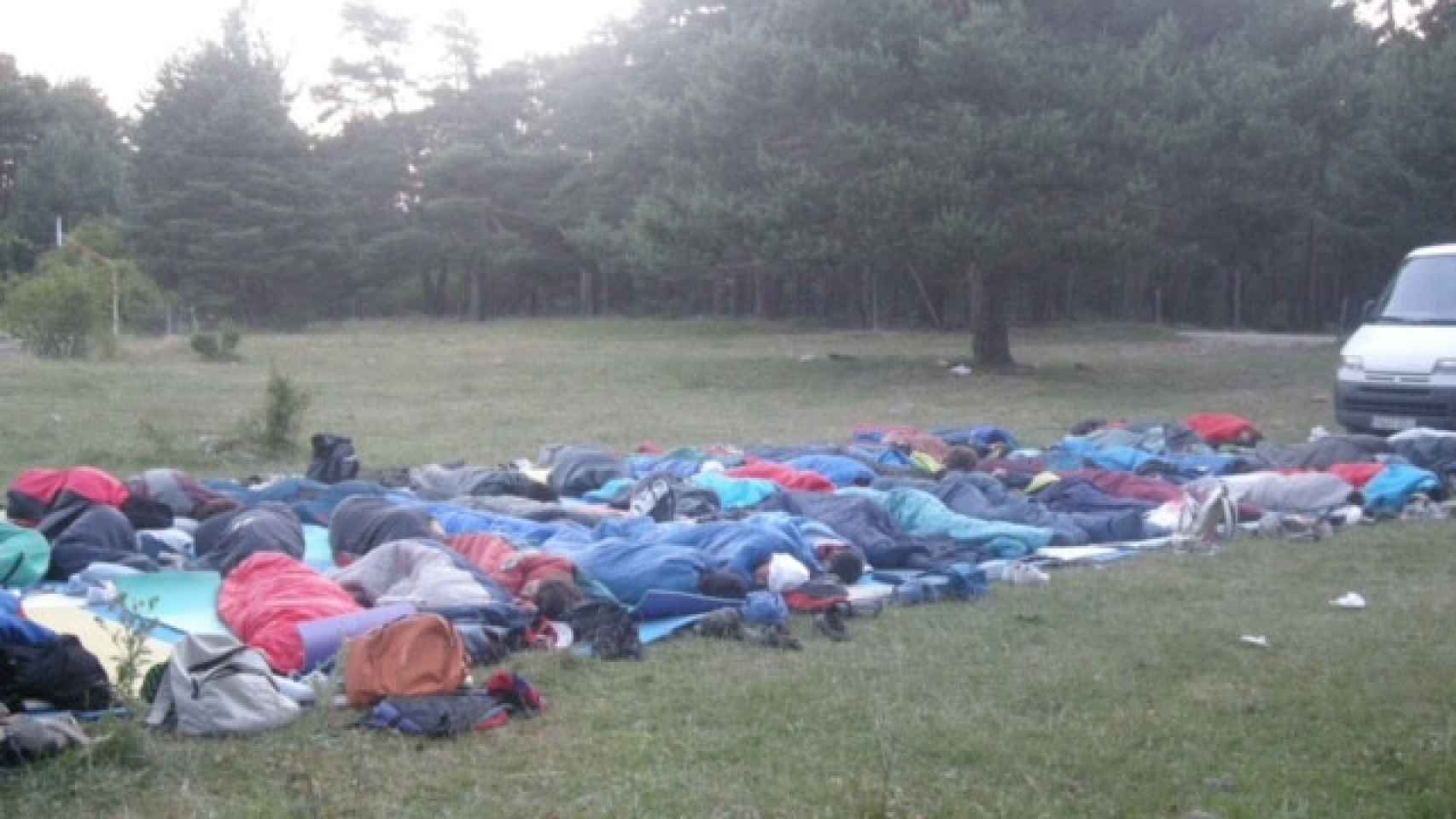 Durmiendo al aire libre en el campamento de Asociación Horuelo en 2017.