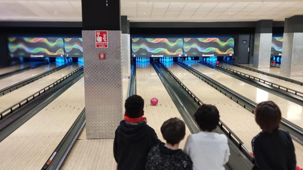 Niños disfrutando de la bolera, una de las actividades del programa FOTL.