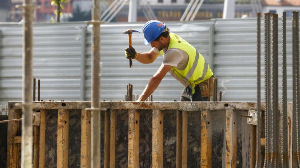 Un empleado de la construcción trabajando en una obra, en imagen de archivo.