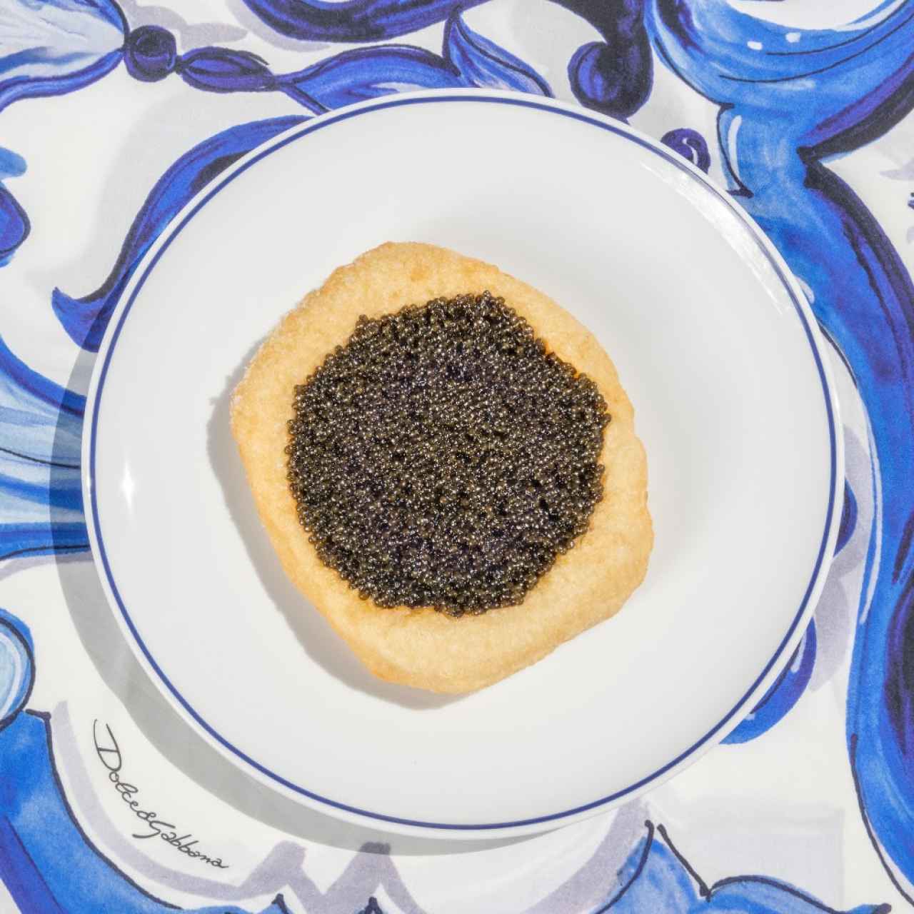 Un plato de mermelada y caviar del restaurante.