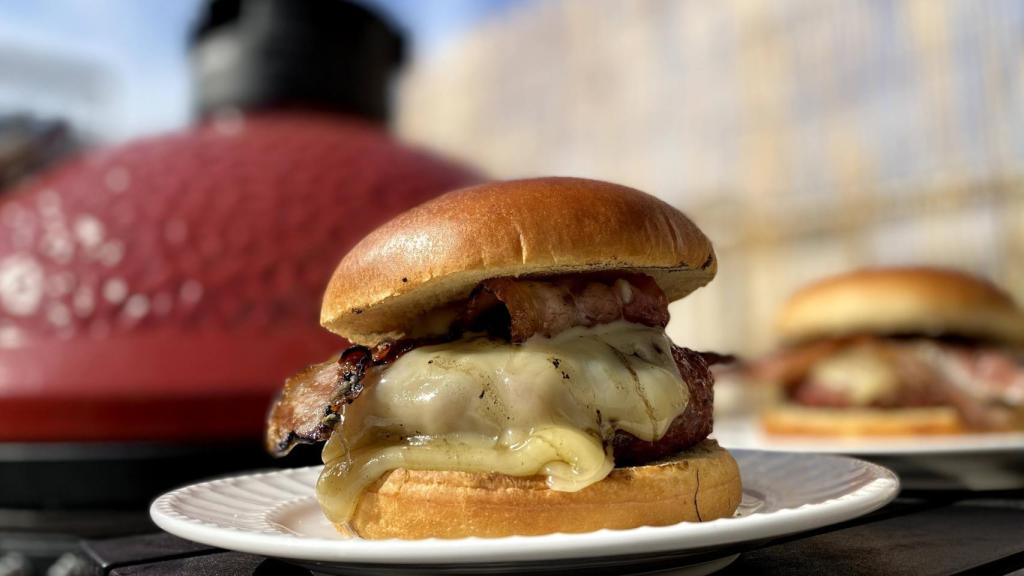 Hamburguesa de bacon y queso al kamado