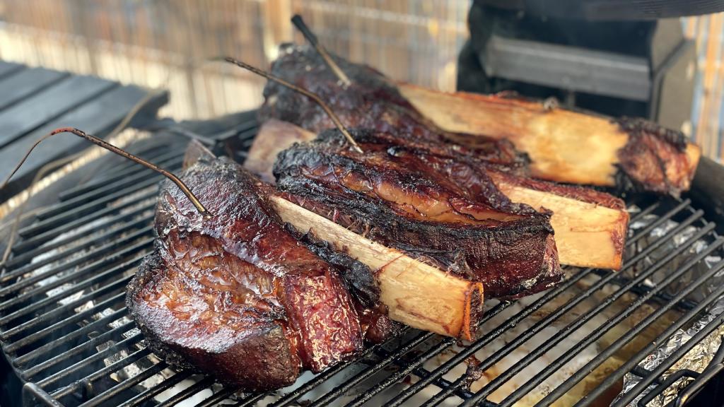 Costillas de ternera ahumadas en el kamado