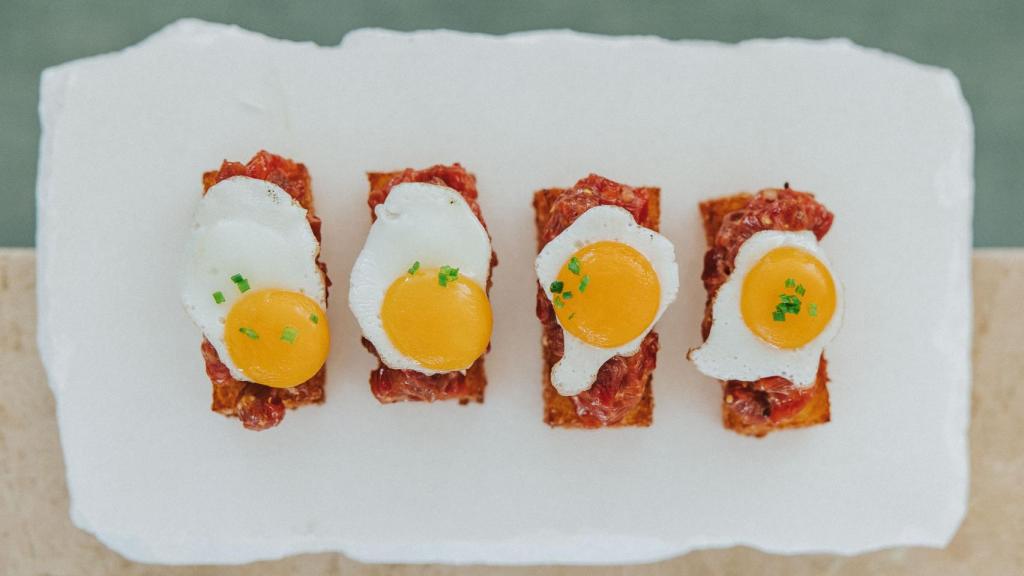 Nigiri de steak tartar con huevo de codorniz