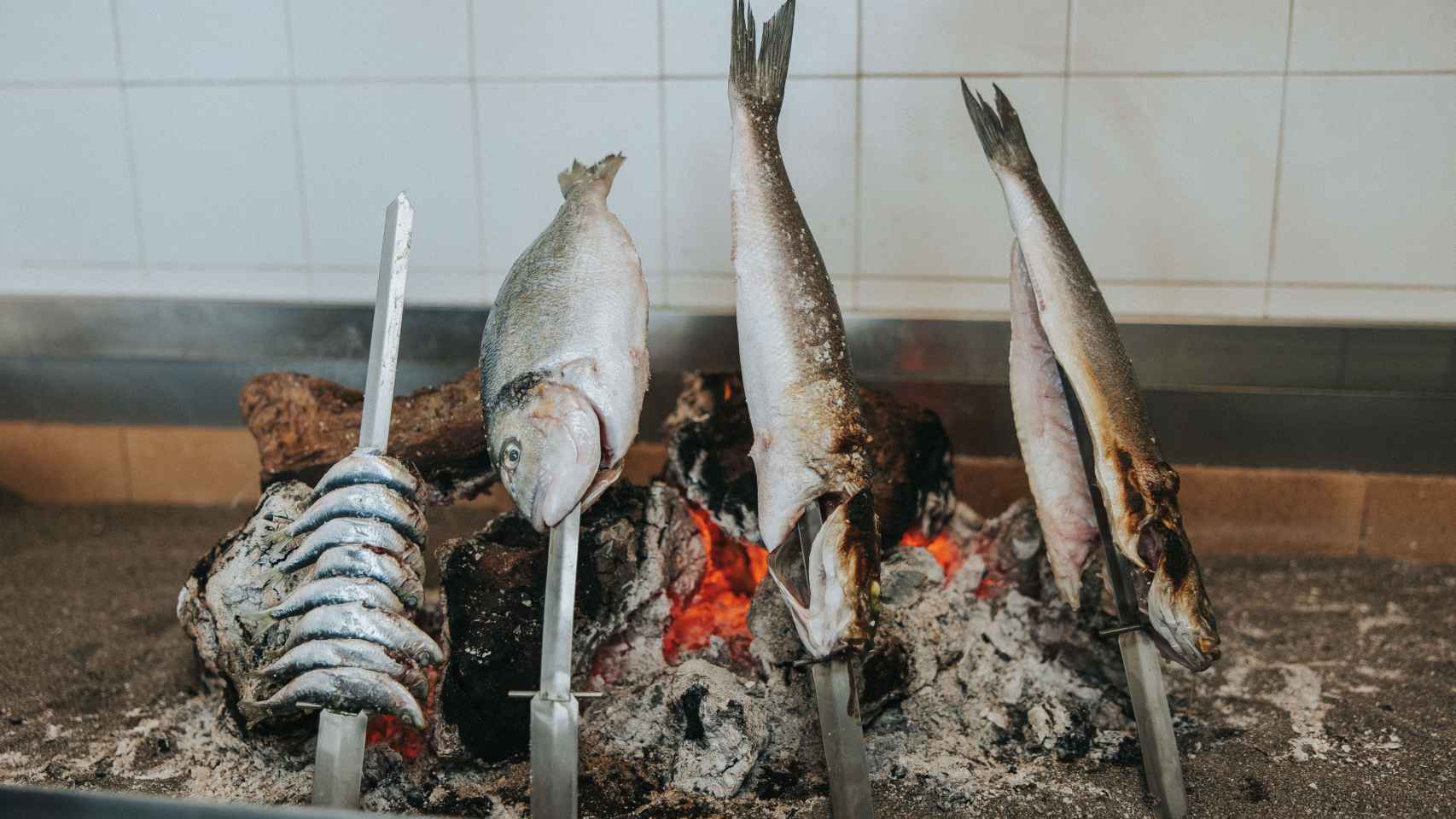 Pescados a la brasa cocinados en espetos