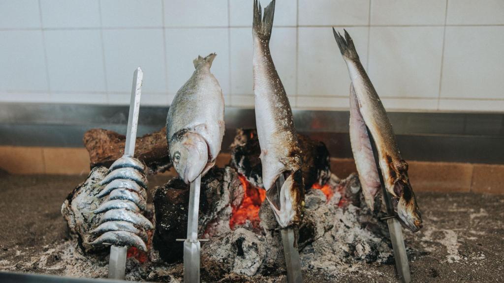 Pescados a la brasa cocinados en espetos